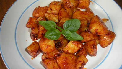 Brambory na červeno s česnekem
