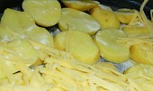 Brambory pečené se sýrem a s máslem.