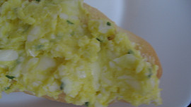 Česnekosýrová pomazánka s vajíčkem