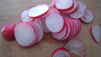 Cibulový salát s ředkvičkou