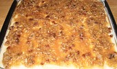 Cuketový koláč s drobenkou, rozetřená cuketová kaše na syrovém těstě