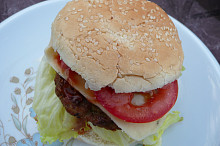 Hamburger na grilu