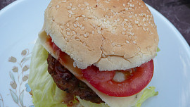 Hamburger na grilu