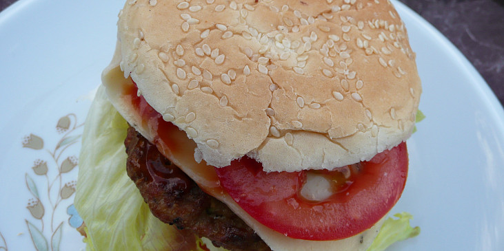 Hamburger na grilu