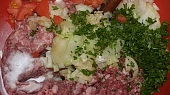 Karbanátky alla hamburger, všechny suroviny smícháme