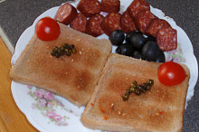 Verze s klobásou,olivami a kapary