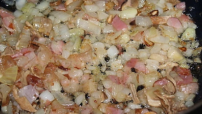 Kohoutí menu, na slanině osmažíme cibulku s houbami