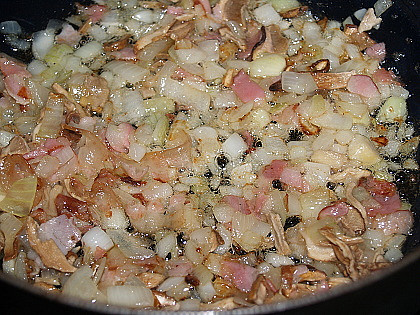 Kohoutí menu (na slanině osmažíme cibulku s houbami)