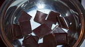 Koláč z kyšky, vaříme čokoládu-3 lžíce mléka a 1 čokoláda na vaření