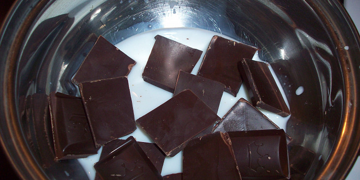 Koláč z kyšky (vaříme čokoládu-3 lžíce mléka a 1 čokoláda na…)