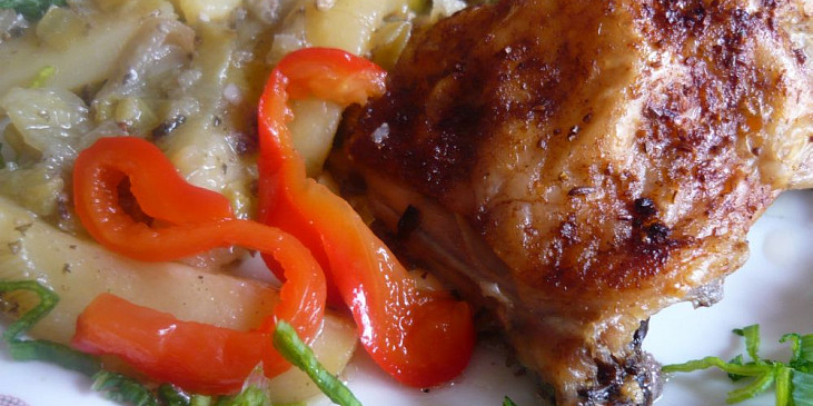 Kuře na bramborách a pórku (Zelená nať pórku jídlo dochutí.)
