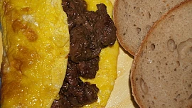 Kuřecí játra v omeletě