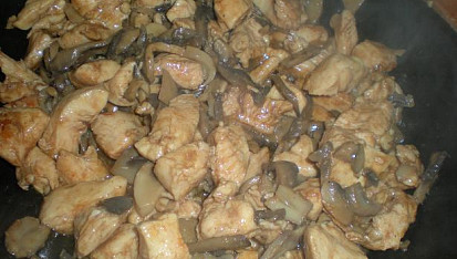 Kuřecí kousky se žampióny a kukuřicí