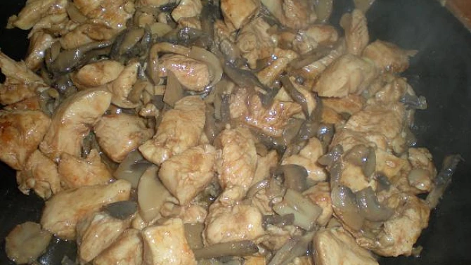Kuřecí kousky se žampióny a kukuřicí