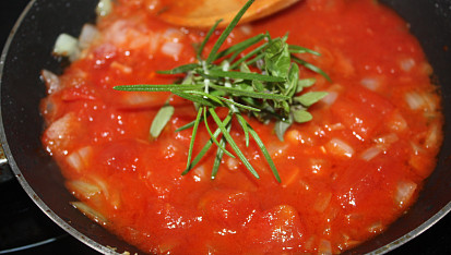 Kuřecí řízky na lovecký způsob, ...restování rajčat...