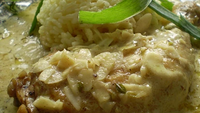 Kuřecí stehna s mandlemi na zázvoru a mateřídoušce, detail...