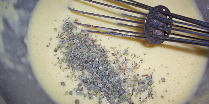 Lilek v česnekovém těstíčku (do těstíčka přisypneme trošku majoránky)
