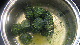 Masové kuličky ve špenátové omáčce