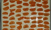 Meruňkový koláč s drobenkou (těsto s meruňkami předtím, než bylo posypáno drobenkou)