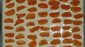 Meruňkový koláč s drobenkou, těsto s meruňkami předtím, než bylo posypáno drobenkou