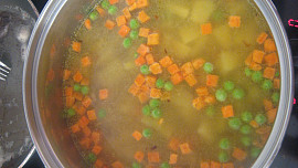 Mrkvovo-hrášková polévka s kari