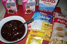 Potřebné suroviny, kefírové mléko jsem použila jen jedno.