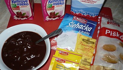 Nepečený kefírovo - višňový dortík, Potřebné suroviny, kefírové mléko jsem použila jen jedno.