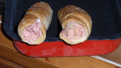 Olomoucký tvarůžkový hot dog, Ucpané konce salámem