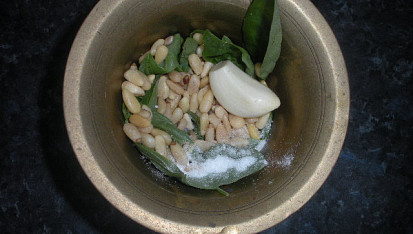 Omáčka na těstoviny -  pesto, Vše v hmoždíři