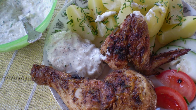 Omáčka tzatziki ke grilovaným masům, naservírovaná tzatziková omáčka