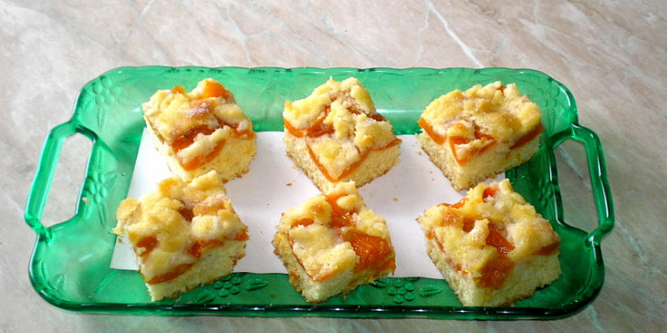 Ovocný piškotový koláč (Naporcovaný na malé kousky)