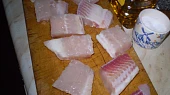 Pangasius na kardamomu, pečený v alobalu, připravené porce...