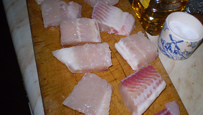 Pangasius na kardamomu, pečený v alobalu, připravené porce...