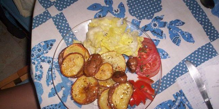 Pečené brambory nakrájené na plátky