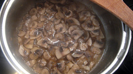 Placičky s houbovou omáčkou