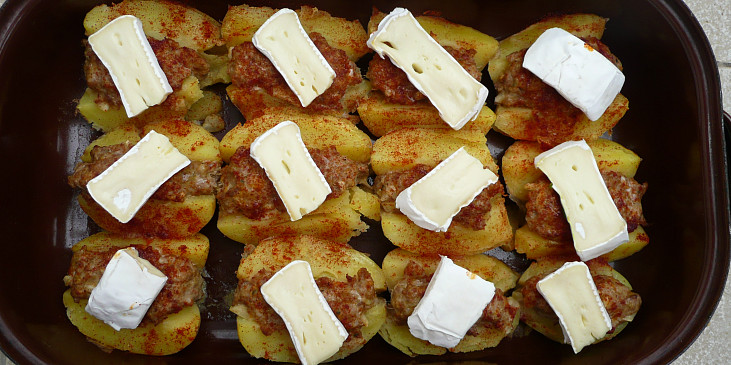 Plněné brambory mletým masem a Hermelínem (Ještě hermelín a zapéct...)