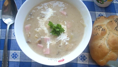 Polévka z kysaného zelí s houbami