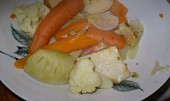 Pomačkaná bramborajda mého muže, vyndaná uvařená zelenina...