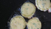 Slavnostní brambory ve vaječném těstíčku s petrželkou