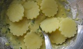 Slavnostní brambory ve vaječném těstíčku s petrželkou