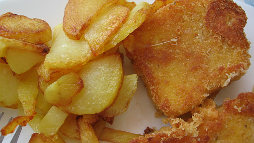 Smažák s uherákem a cibulí