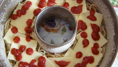 Špagetová bábovka, vrstva sýra a kečupu