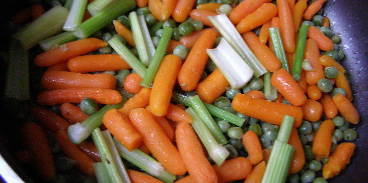 Telecí kýta se zadělávanou zeleninou (zelenina při dušení)