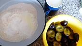Těsto na lité moučníky nejen pro diabetiky (nyní švestky+jablka), suroviny