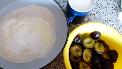 Těsto na lité moučníky nejen pro diabetiky (nyní švestky+jablka), suroviny
