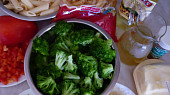Těstovinové rúrky s brokolicí, česnekem a paprikou