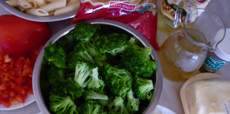 Těstovinové rúrky s brokolicí, česnekem a paprikou