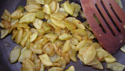 Těstoviny s cuketou, orestovaná a okořeněná cuketa