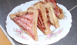 Tousty s anglickou slaninou a pažitkou