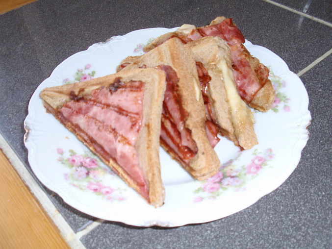 Tousty s anglickou slaninou a pažitkou, A teď rychle sníst